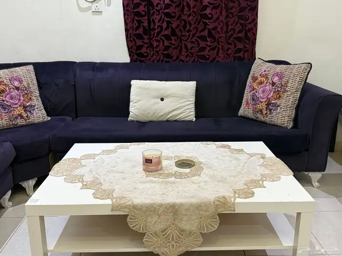 مجلس كنب نظيف مع طاولة وسط 1