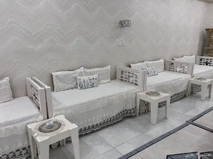كراسي خشب مع المراتب والمخدات 2