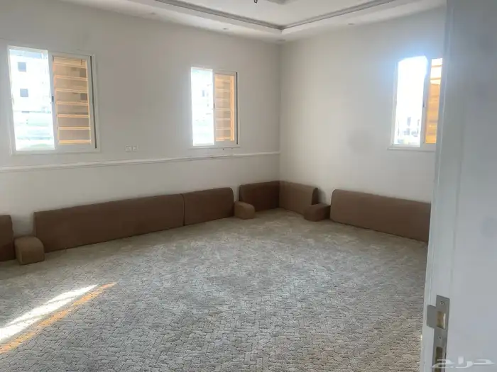 شقة كبيره مؤثثه حي الربوة الواديين خلف محطة بي جروب 1