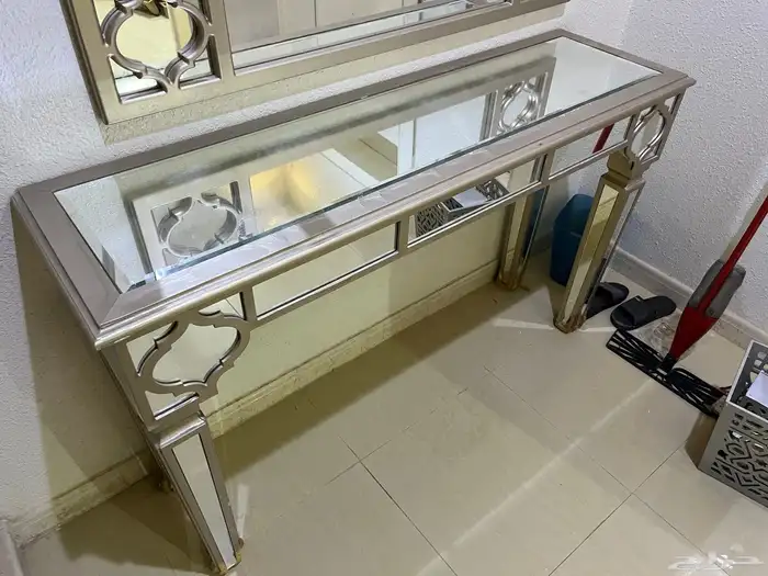 طاولة استقبال في المقدمة 0
