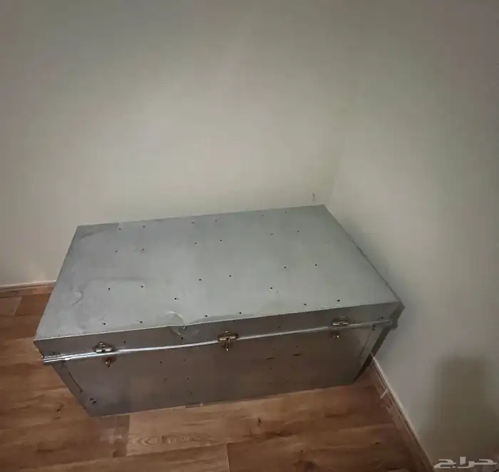 صندوق ستيل حجم كبير وزن خفيف في شل شبه جديد 0
