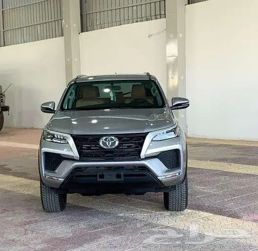 تويوتا فورشنر 2024 ديزل2.4 4x4 فضي 1