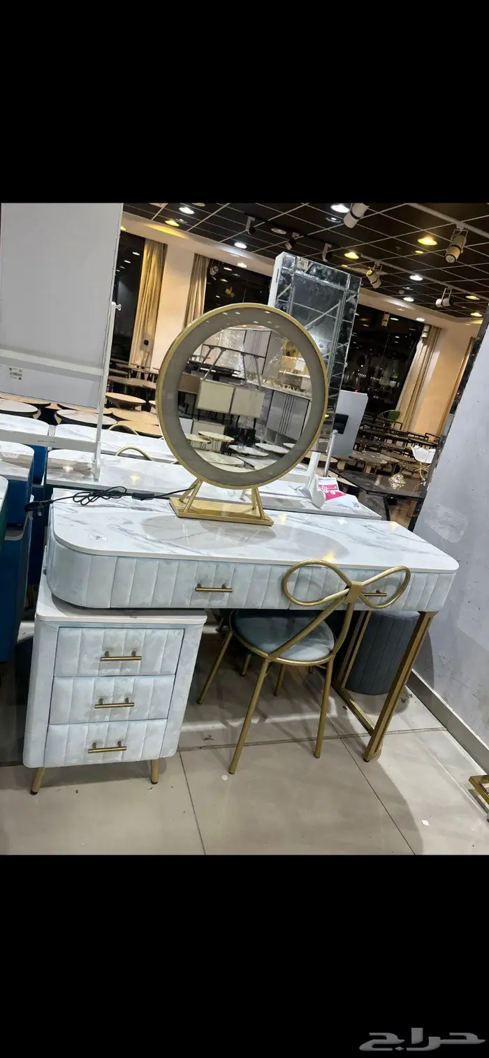 تسريحه مع المرايا الاضاءه 0