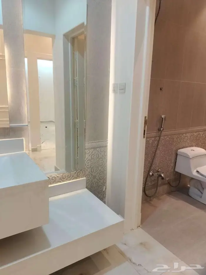 دور أرضي ممير للايجار مساحة 450 10