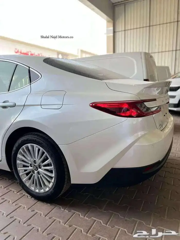 كامري LE بنزين 2025 بطاقه 108000 مع عازل حراري مجانا 4