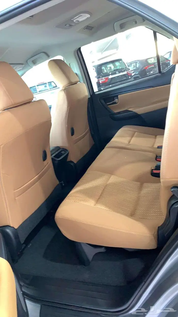 تويوتا فورشنر 2024 ديزل2.4 4x4 فضي 8