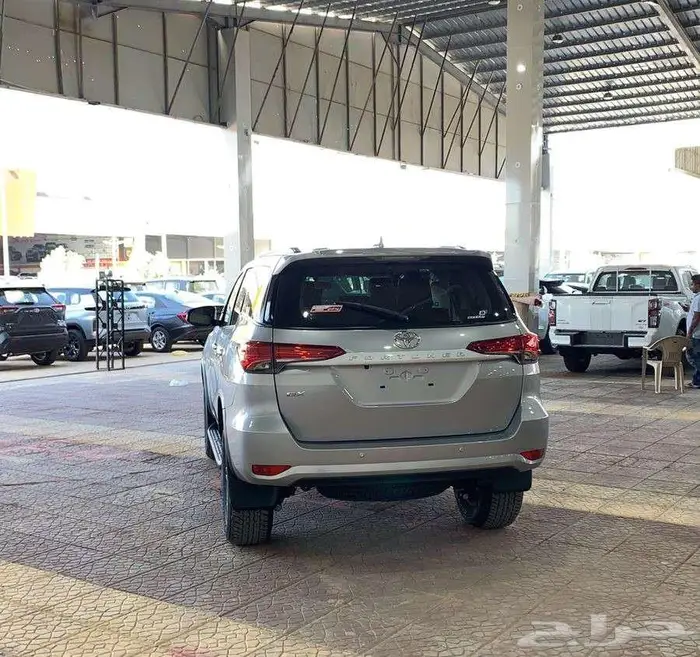 تويوتا فورشنر 2024 ديزل2.4 4x4 فضي 6
