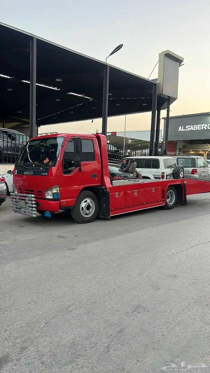 سطحه الجنوب والرياض على اي اتجاه 0