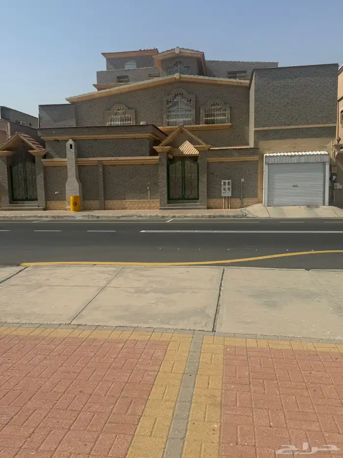 للبيع فيلا مع شقة بحي المطار بقيق 0