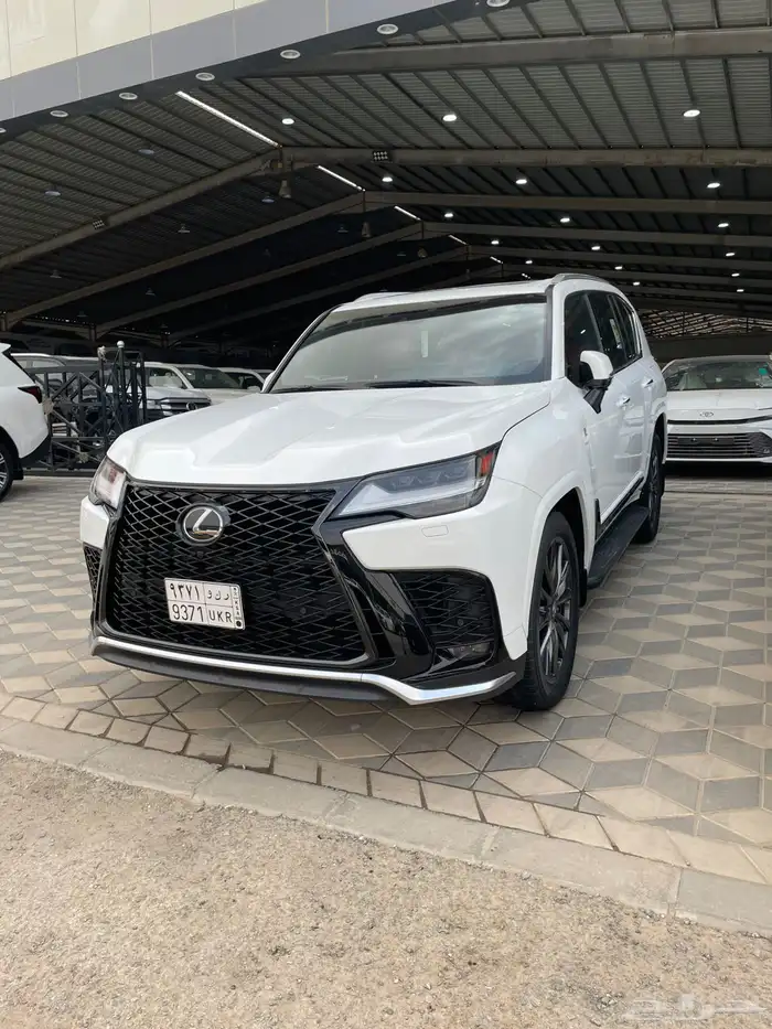 لكزس 2023 LX600 اف سبورت بريمي العداد 28 ألف كيلو فقط 2