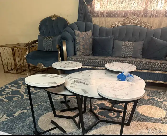 طاولتين تدخل في بعض و اربعه خدمة مستعمله 0