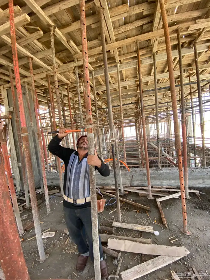 يوجد لدينا مقاولات عامه وتشطيب وديكورات ودرب زان 11