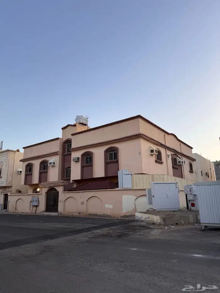 عمارة للبيع في حي المطار 1