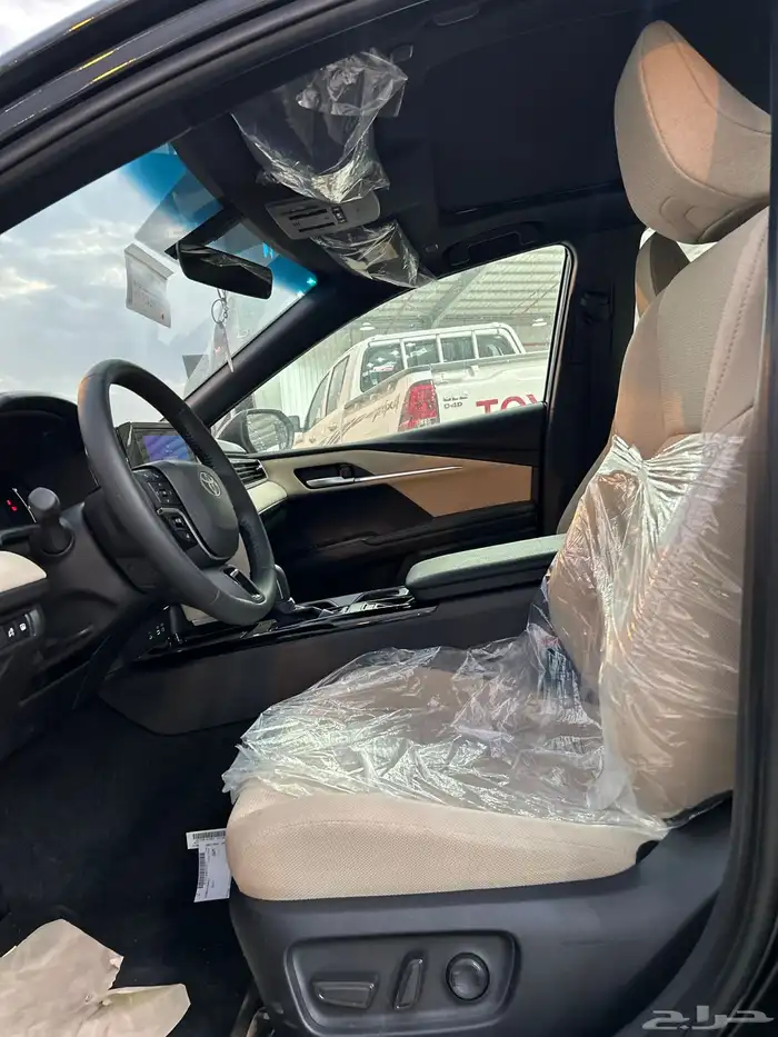 تويوتا   كامري LE هايبرد اسود 129400 شامل الضريبة 6