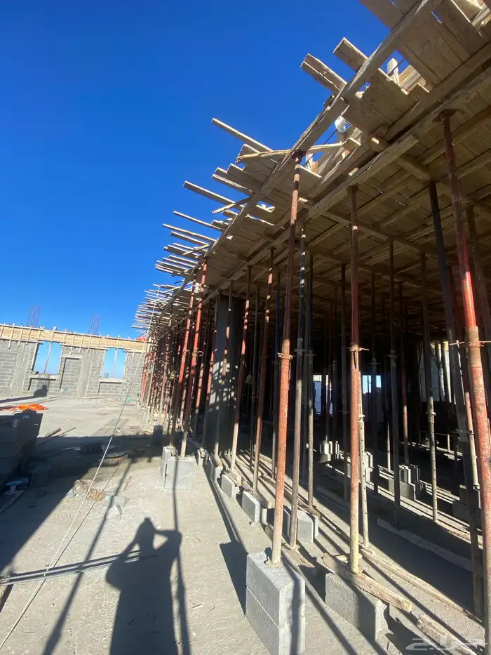 يوجد لدينا مقاولات عامه وتشطيب وديكورات ودرب زان 33