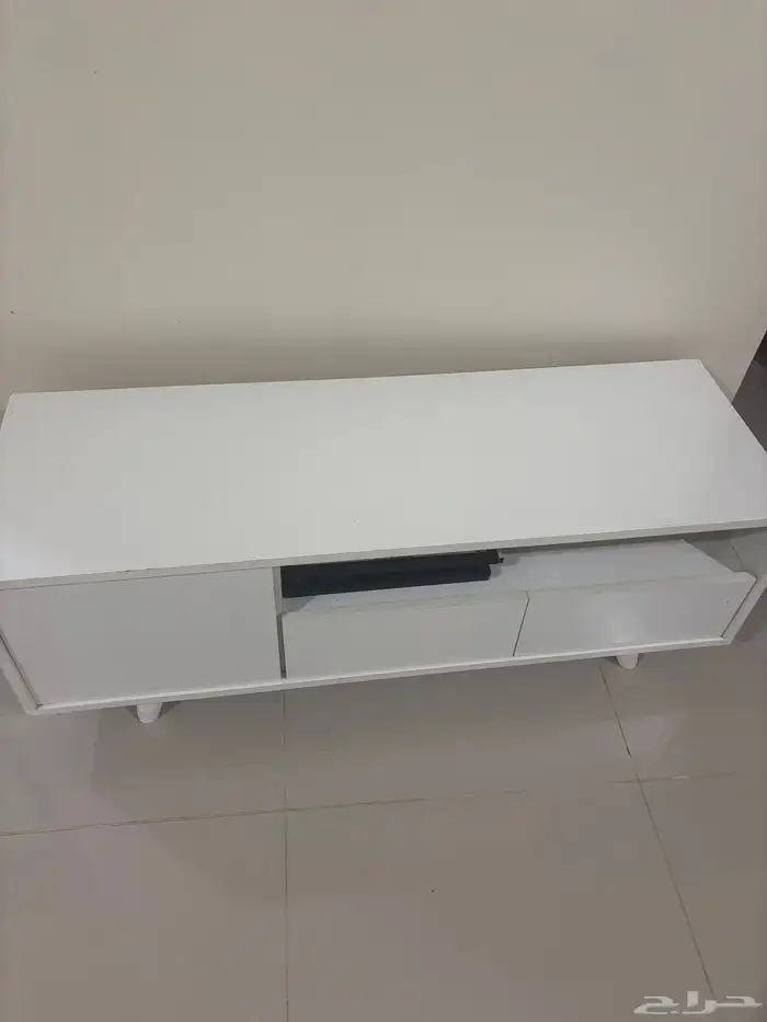 جلسه ارضيه على شكل U و طاولات تلفازيون و كوية ملابس 3
