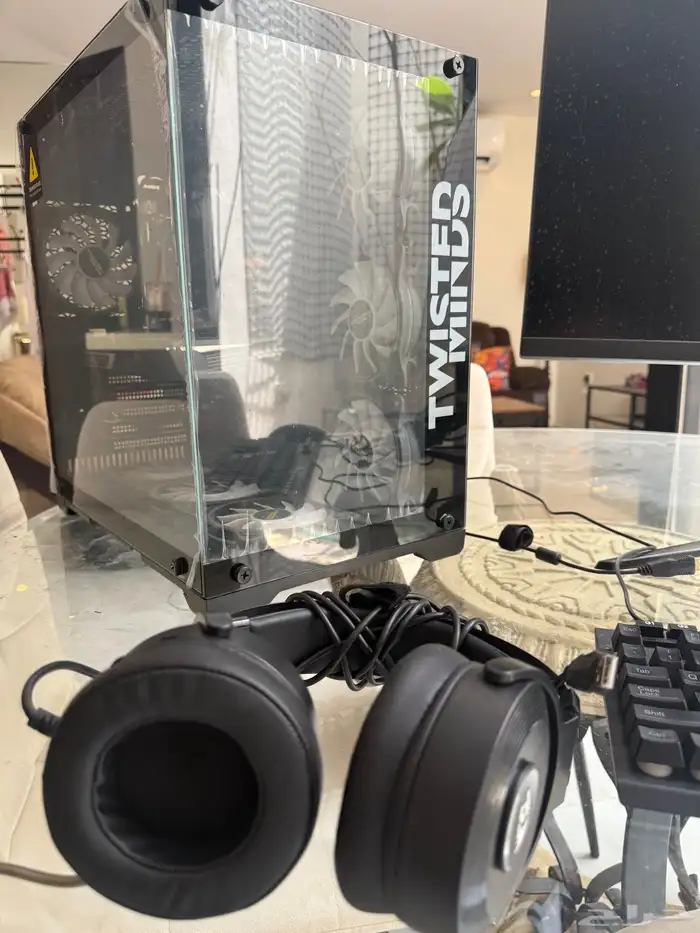 جهاز PC جيمنج شبه جديد للبيع مع شاشة 2