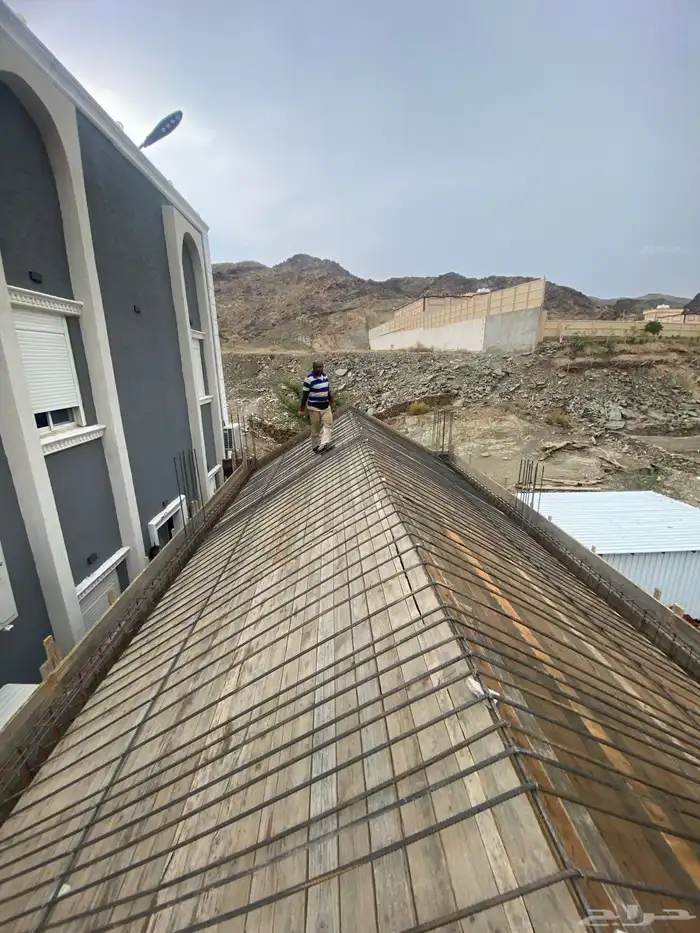 يوجد لدينا مقاولات عامه وتشطيب وديكورات ودرب زان 81