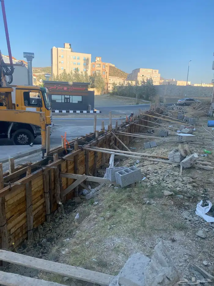 يوجد لدينا مقاولات عامه وتشطيب وديكورات ودرب زان 41