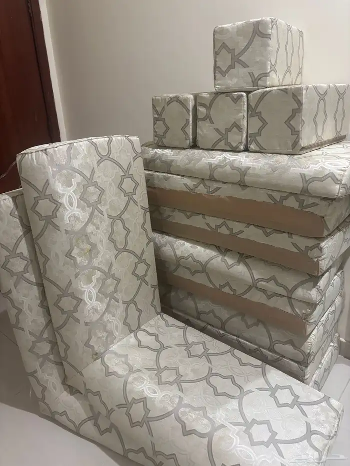 جلسه ارضيه على شكل U و طاولات تلفازيون و كوية ملابس 2