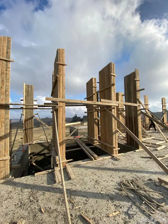 يوجد لدينا مقاولات عامه وتشطيب وديكورات ودرب زان 22