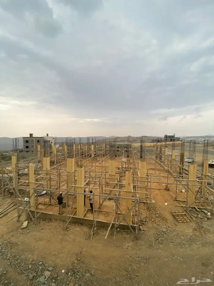 يوجد لدينا مقاولات عامه وتشطيب وديكورات ودرب زان 45