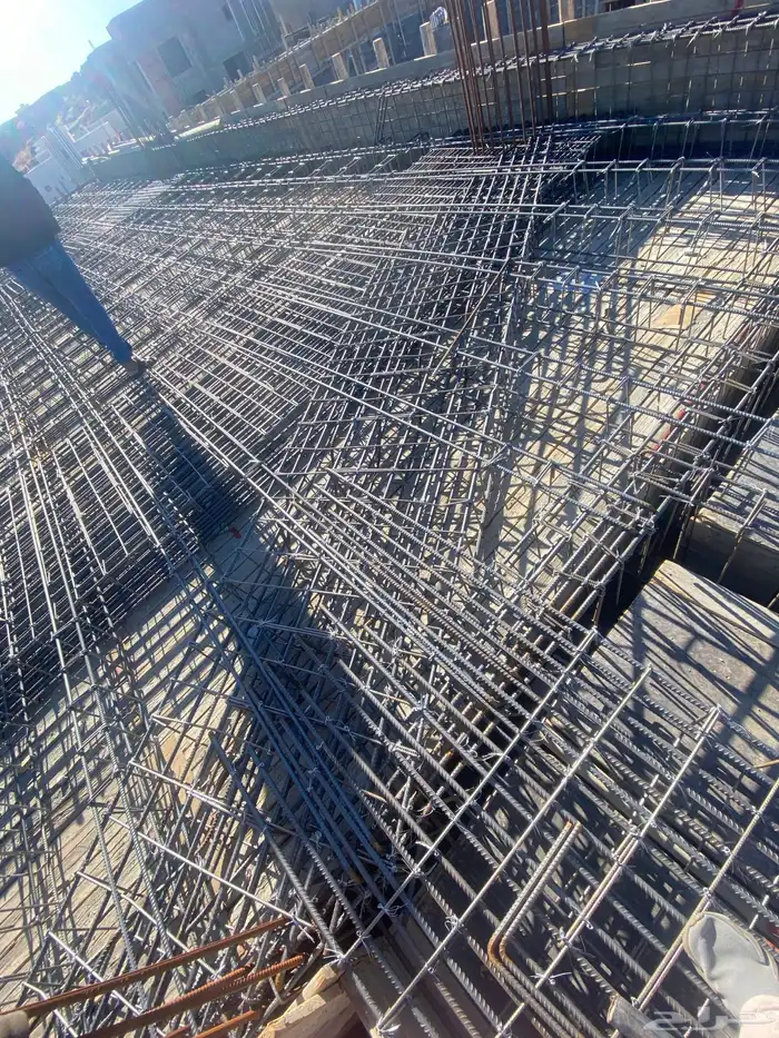 يوجد لدينا مقاولات عامه وتشطيب وديكورات ودرب زان 28