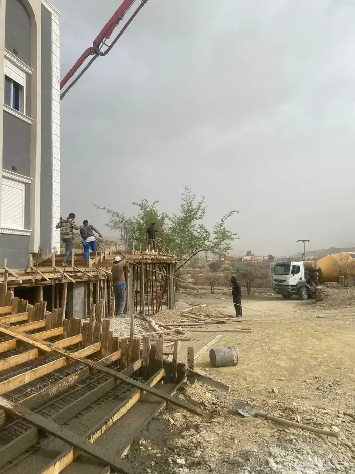 يوجد لدينا مقاولات عامه وتشطيب وديكورات ودرب زان 82