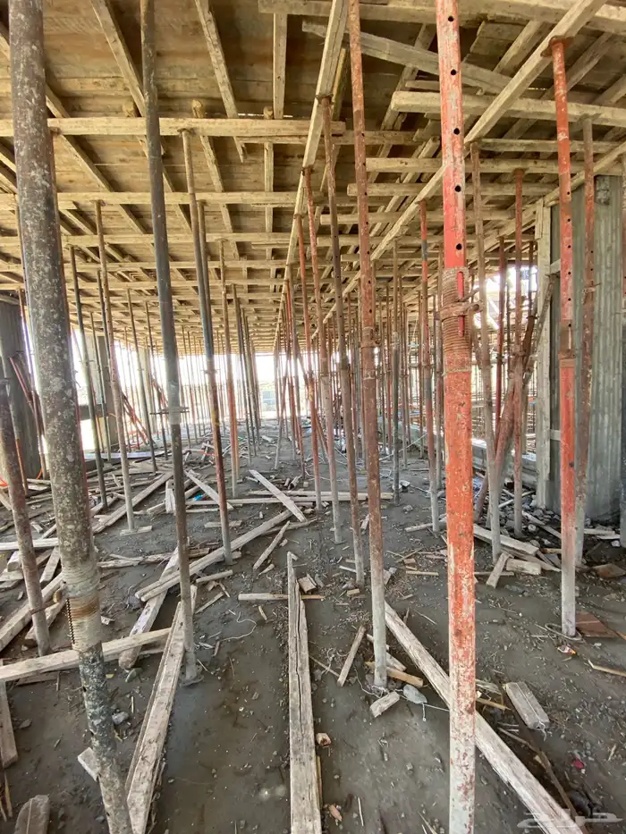 يوجد لدينا مقاولات عامه وتشطيب وديكورات ودرب زان 12