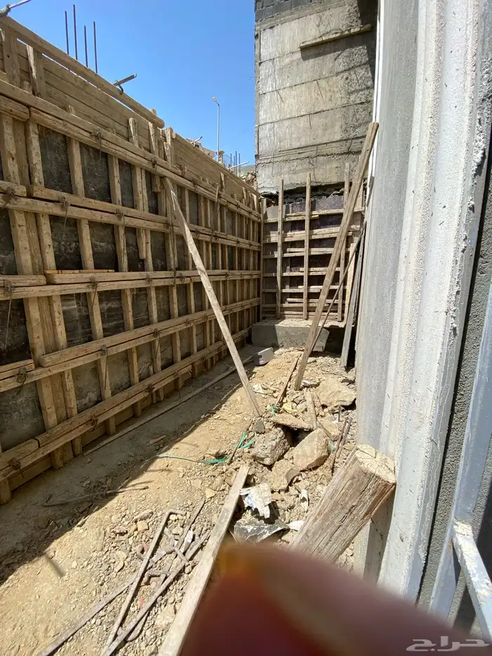 يوجد لدينا مقاولات عامه وتشطيب وديكورات ودرب زان 1