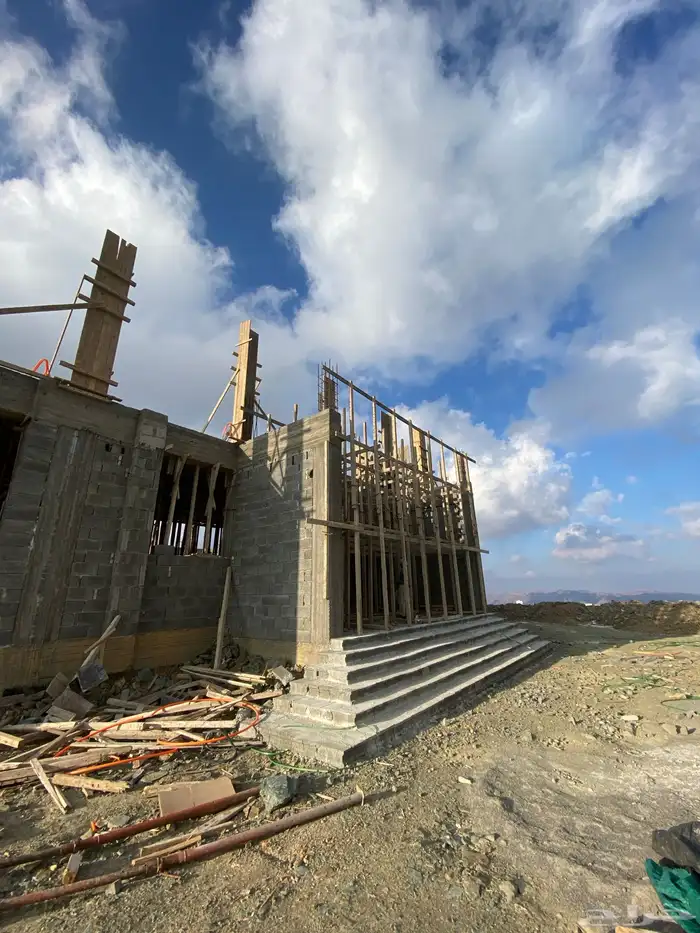 يوجد لدينا مقاولات عامه وتشطيب وديكورات ودرب زان 24