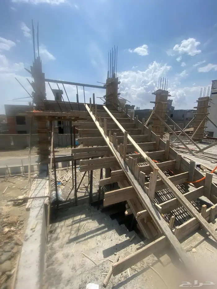 يوجد لدينا مقاولات عامه وتشطيب وديكورات ودرب زان 54