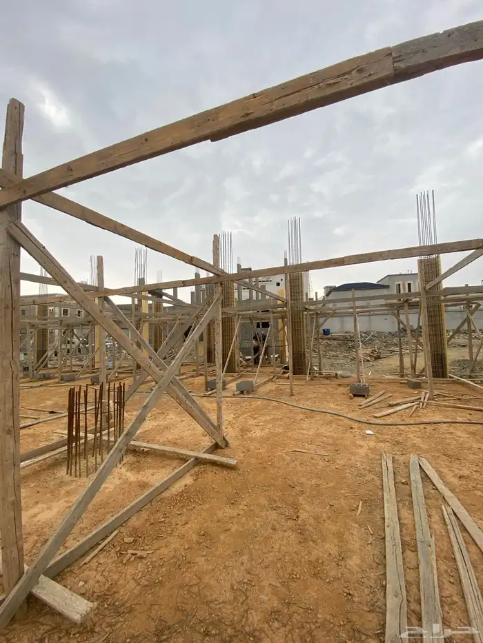 يوجد لدينا مقاولات عامه وتشطيب وديكورات ودرب زان 50