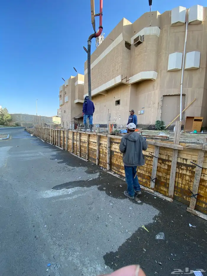 يوجد لدينا مقاولات عامه وتشطيب وديكورات ودرب زان 38