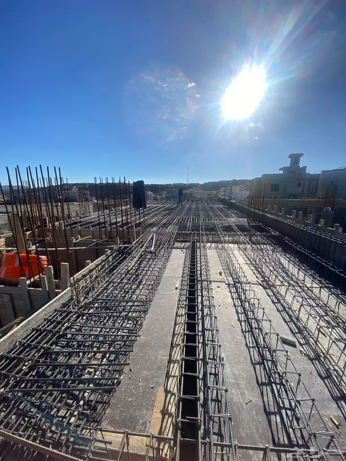 يوجد لدينا مقاولات عامه وتشطيب وديكورات ودرب زان 30