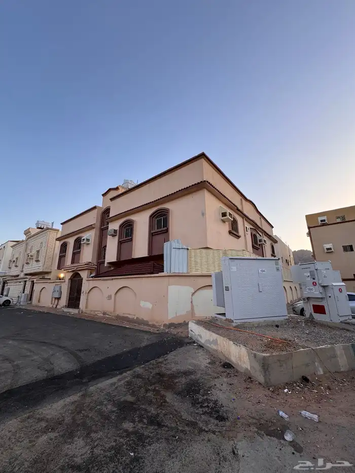 عمارة للبيع في حي المطار 2