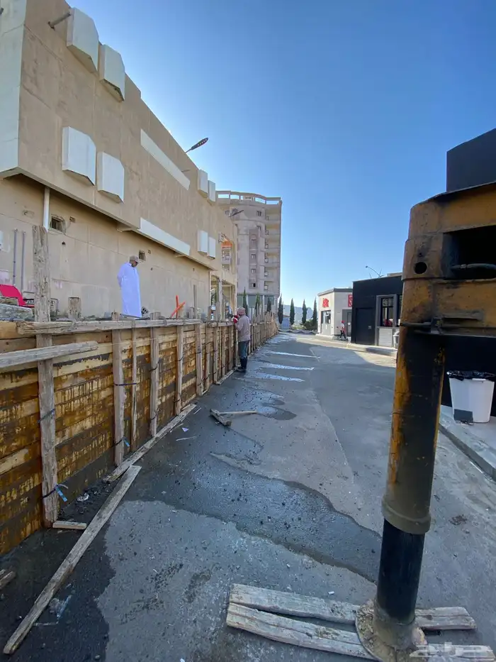 يوجد لدينا مقاولات عامه وتشطيب وديكورات ودرب زان 37