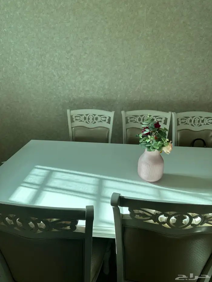 طاولة وكراسي 0