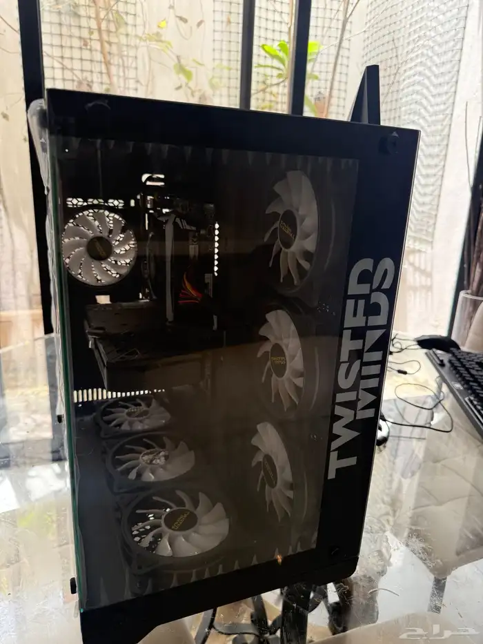 جهاز PC جيمنج شبه جديد للبيع مع شاشة 3