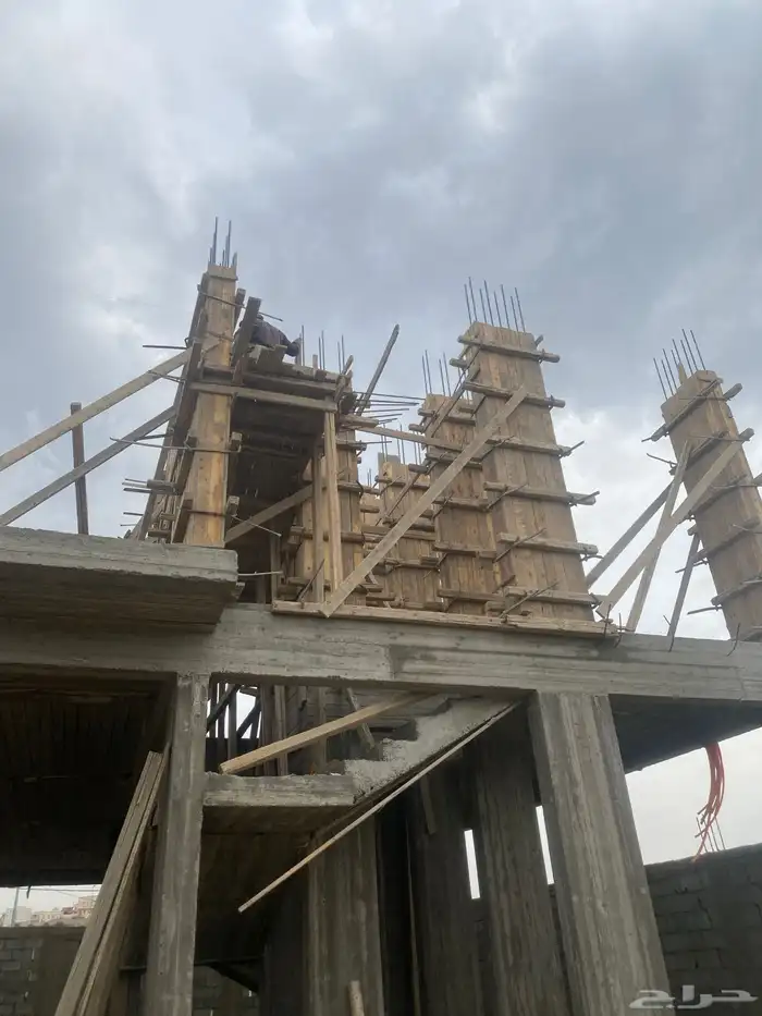 يوجد لدينا مقاولات عامه وتشطيب وديكورات ودرب زان 62