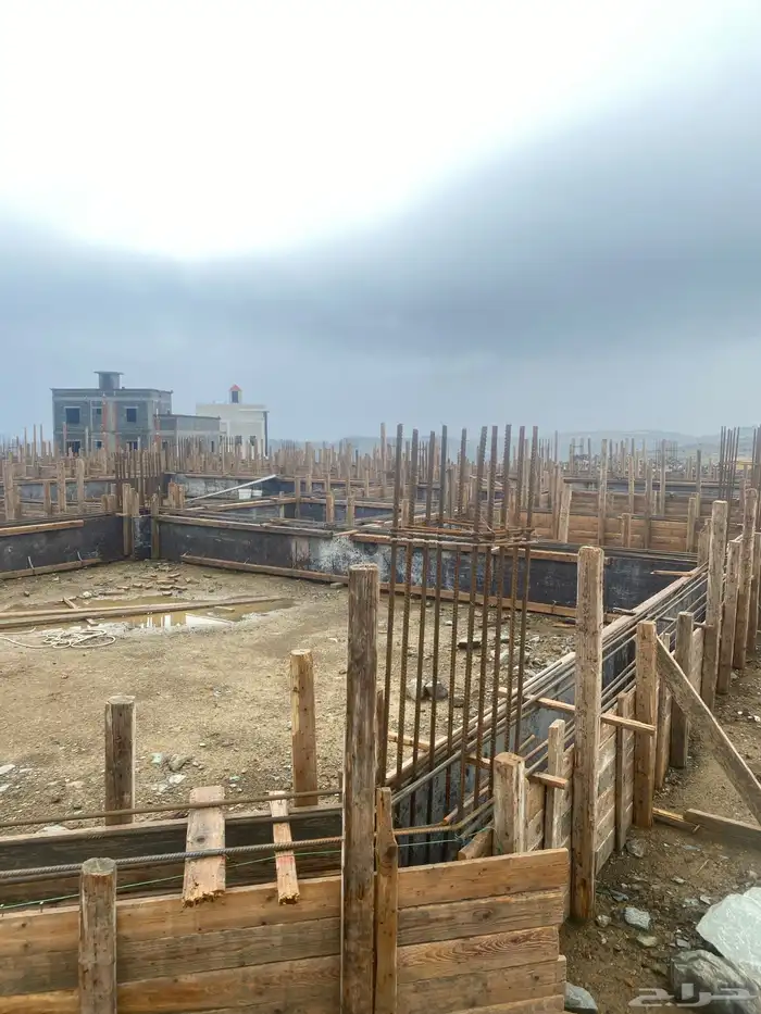 يوجد لدينا مقاولات عامه وتشطيب وديكورات ودرب زان 65