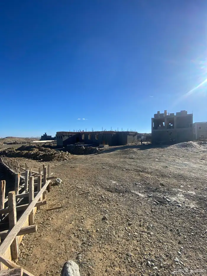 يوجد لدينا مقاولات عامه وتشطيب وديكورات ودرب زان 35