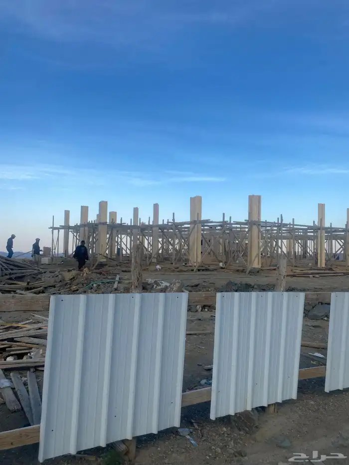 يوجد لدينا مقاولات عامه وتشطيب وديكورات ودرب زان 52