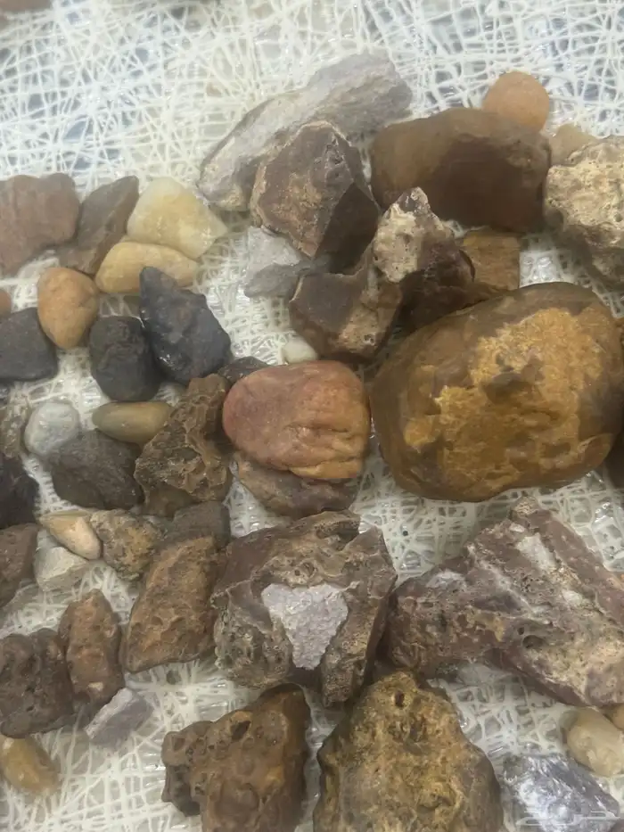 مجموعة احجار كريمه ونيازك وبركاني وكوارتز. وعقيق خام. 15