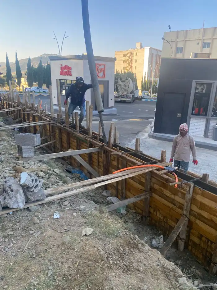 يوجد لدينا مقاولات عامه وتشطيب وديكورات ودرب زان 40