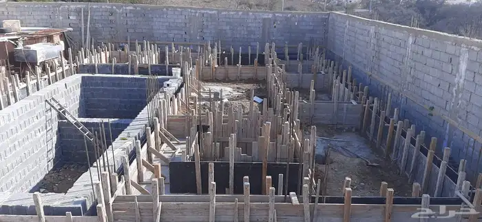 يوجد لدينا مقاولات عامه وتشطيب وديكورات ودرب زان 74