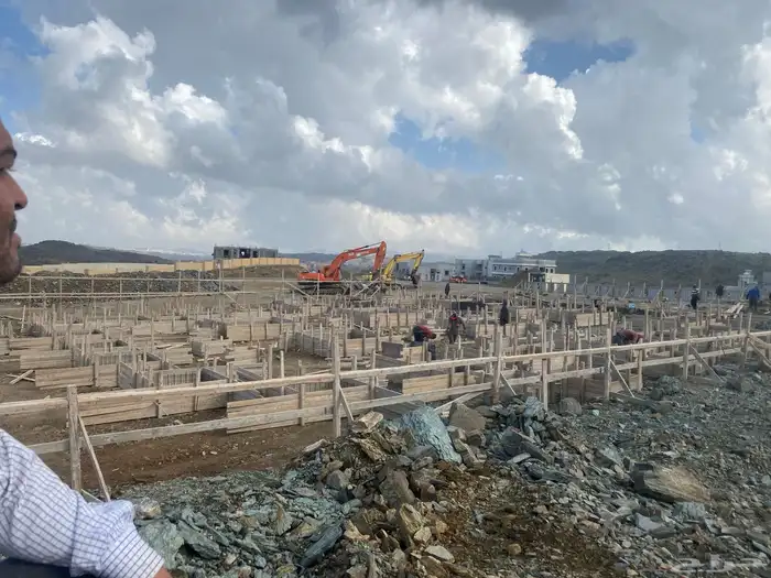 يوجد لدينا مقاولات عامه وتشطيب وديكورات ودرب زان 69