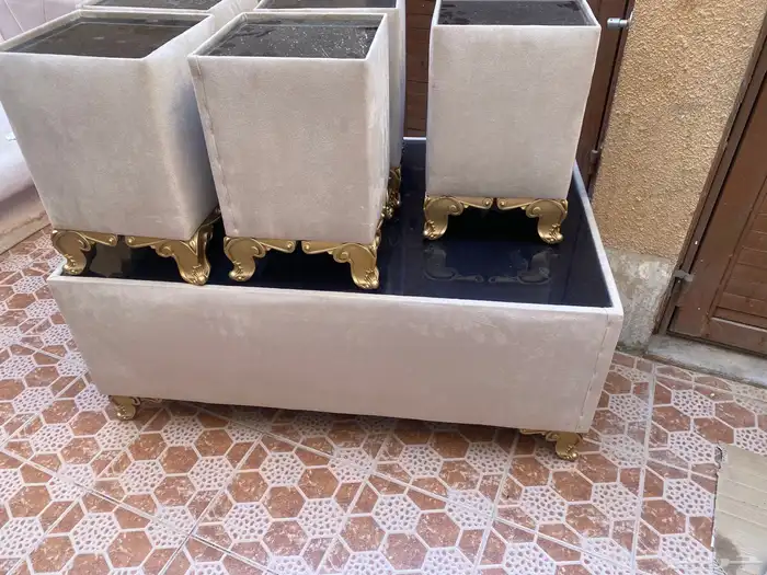 طاوله معها 5 قطع تقديم 0