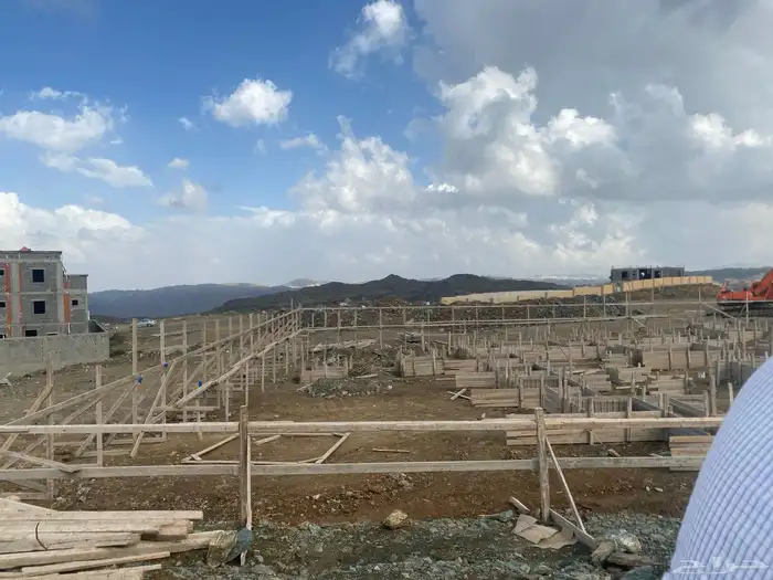 يوجد لدينا مقاولات عامه وتشطيب وديكورات ودرب زان 70