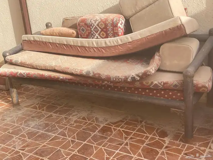 دولاب وكراسي حديد وغيرها 0